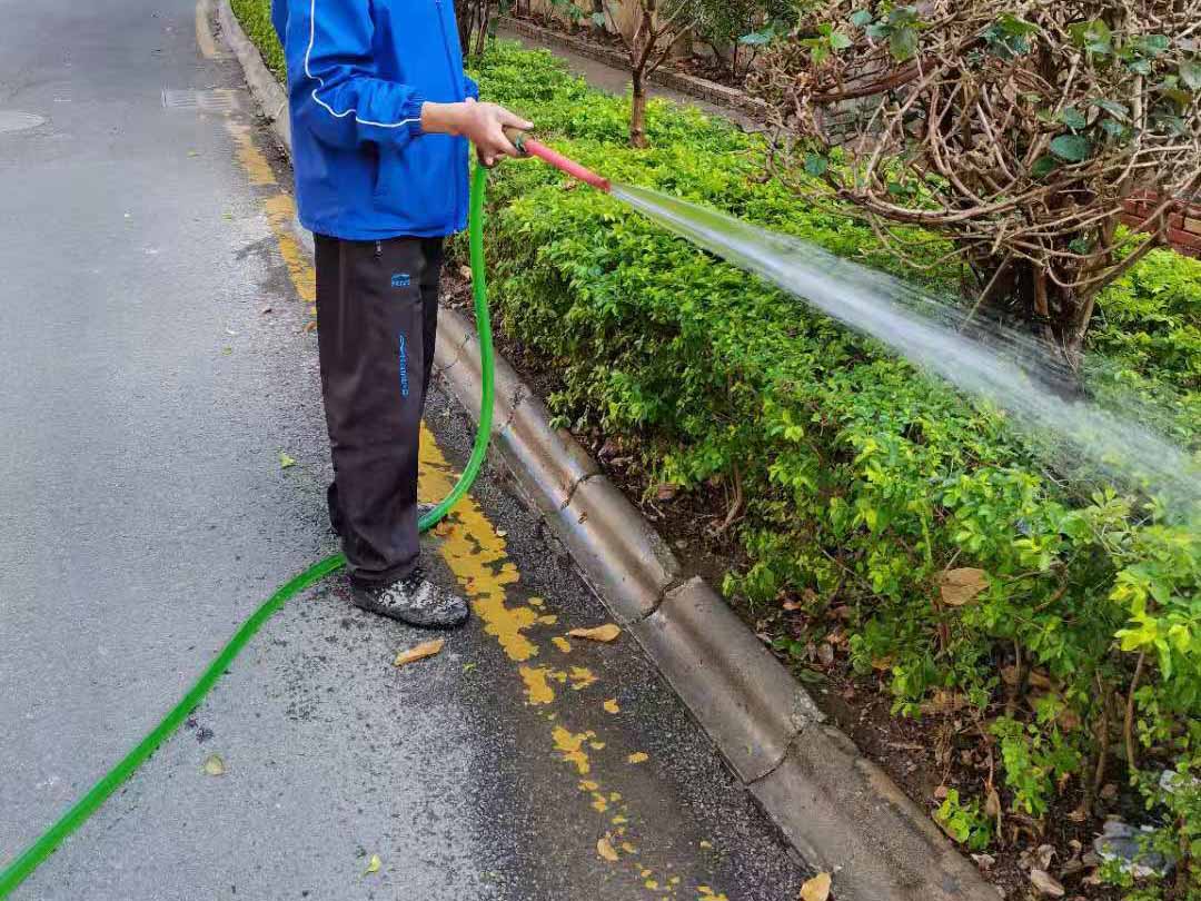 小区绿化养护浇返青水