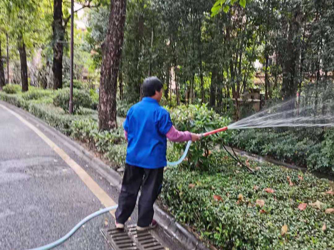 小区绿化养护浇水