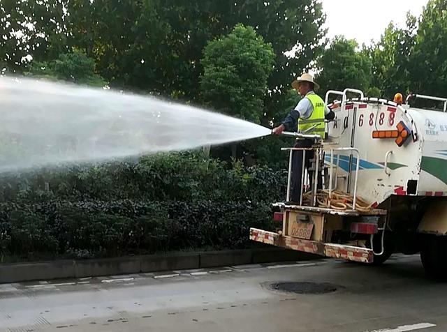 园林绿化公司工人浇水